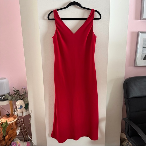 Elegant Red Sleeveless Dress - Picture 3 of 7